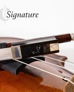 Coruss Signature Bow: the alliance of pernambuco, silver, and synthetic hair for a unique bow